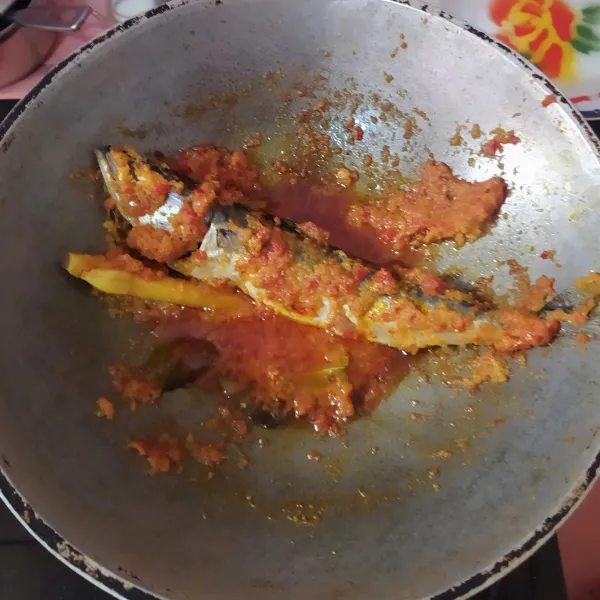 Masak hingga air menyusut dan sesekali dibalik supaya meresap bumbunya.