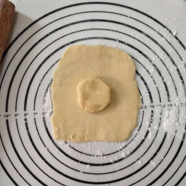 Ambil 1 buah adonan water dough, kemudian gilas. Lalu beri adonan oil dougn di atasnya.