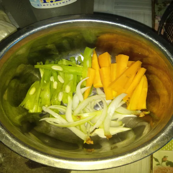 Kupas dan potong-potong sayuran, kemudian sisihkan dahulu.