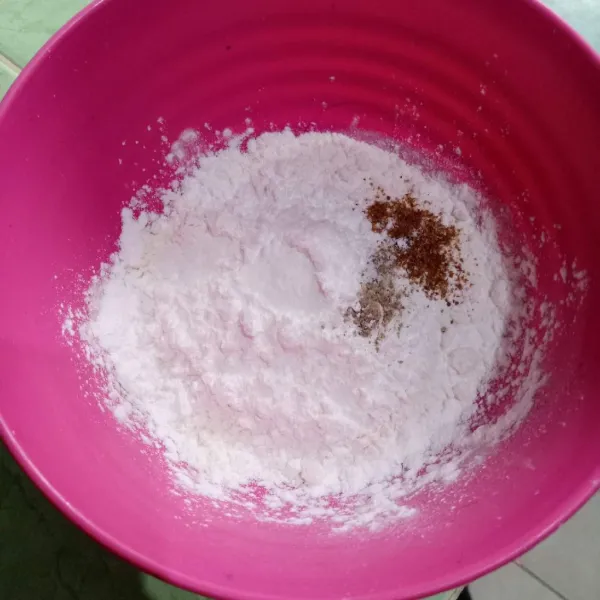 Campur tepung terigu, tepung maizena, garam, lada bubuk, dan ketumbar.