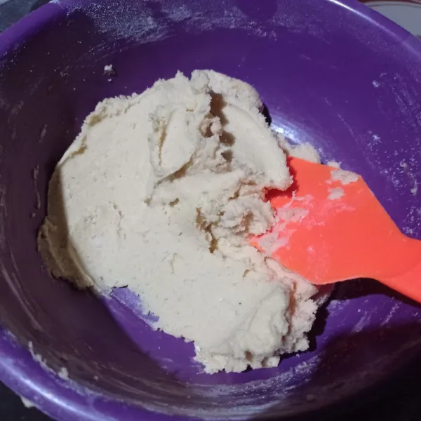 Masukkan tepung terigu dan tepung maizena, lalu aduk menggunakan spatula hingga tercampur rata.