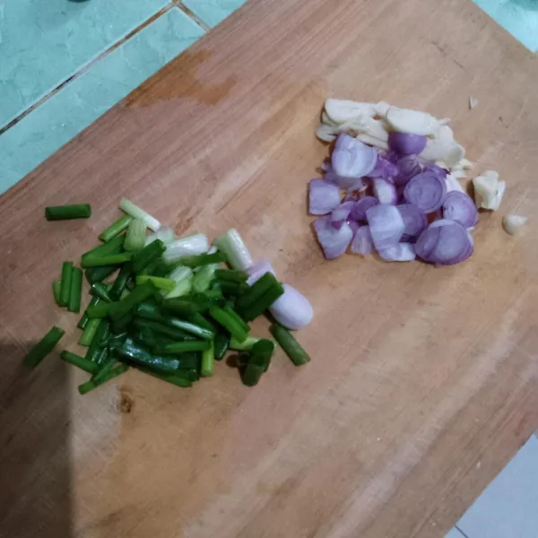 Siapkan bawang merah, bawang putih dan daun bawang.