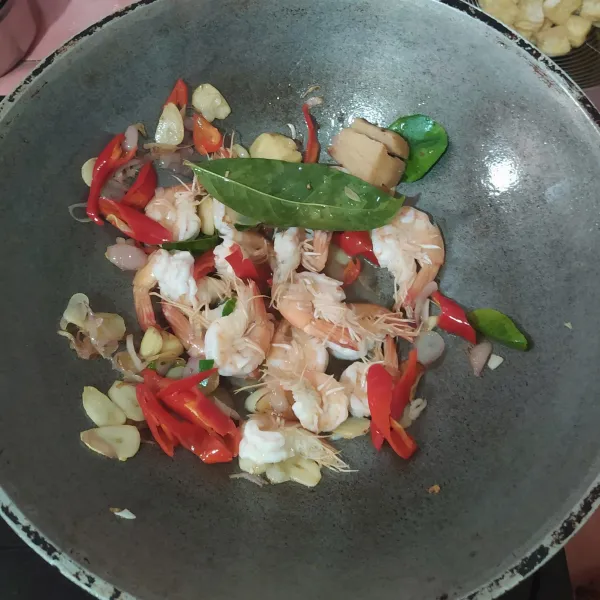 Tumis irisan bawang merah dan bawang putih. 
Masukkan jahe, lengkuas, daun salam, daun jeruk dan cabe merah. 
Lalu masukkan irisan cabe merah serta udang. 
Tumis hingga udang berubah warna.