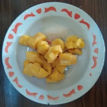 Siapkan tape dan gula pasir.