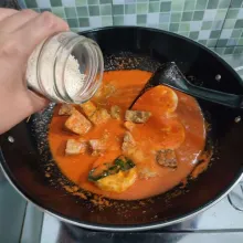 Bumbui dengan kaldu jamur, garam dan merica bubuk, aduk rata.
Lalu tambahkan gula pasir dan kecap manis. 
Aduk rata, cicipi rasanya.