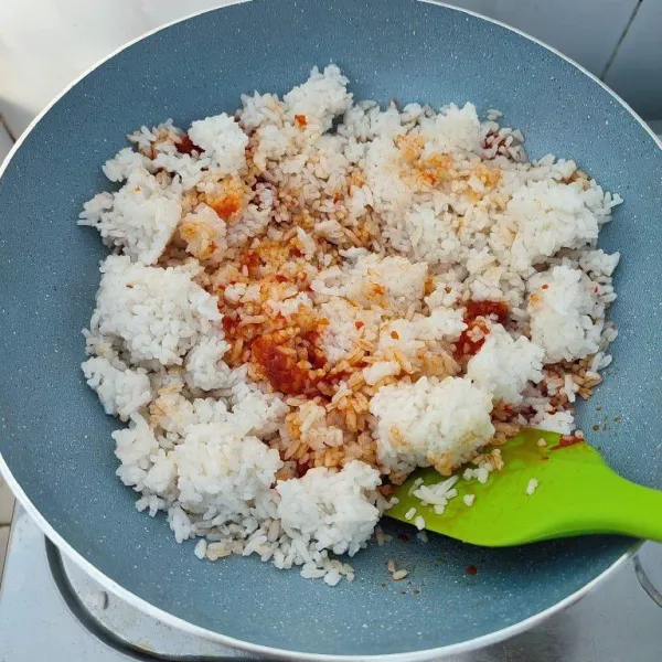 Masukkan nasi putih, aduk hingga tercampur rata.