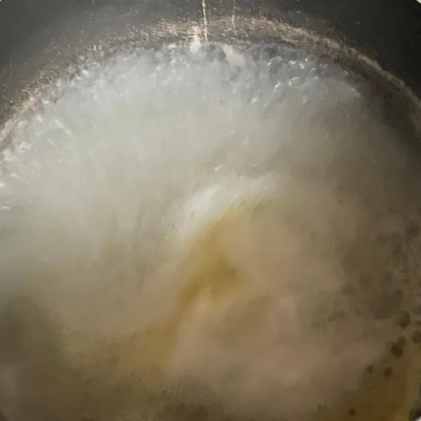 Rebus air, bersama garam , kaldu bubuk, dan bawang putih ulek, sampai mendidih.