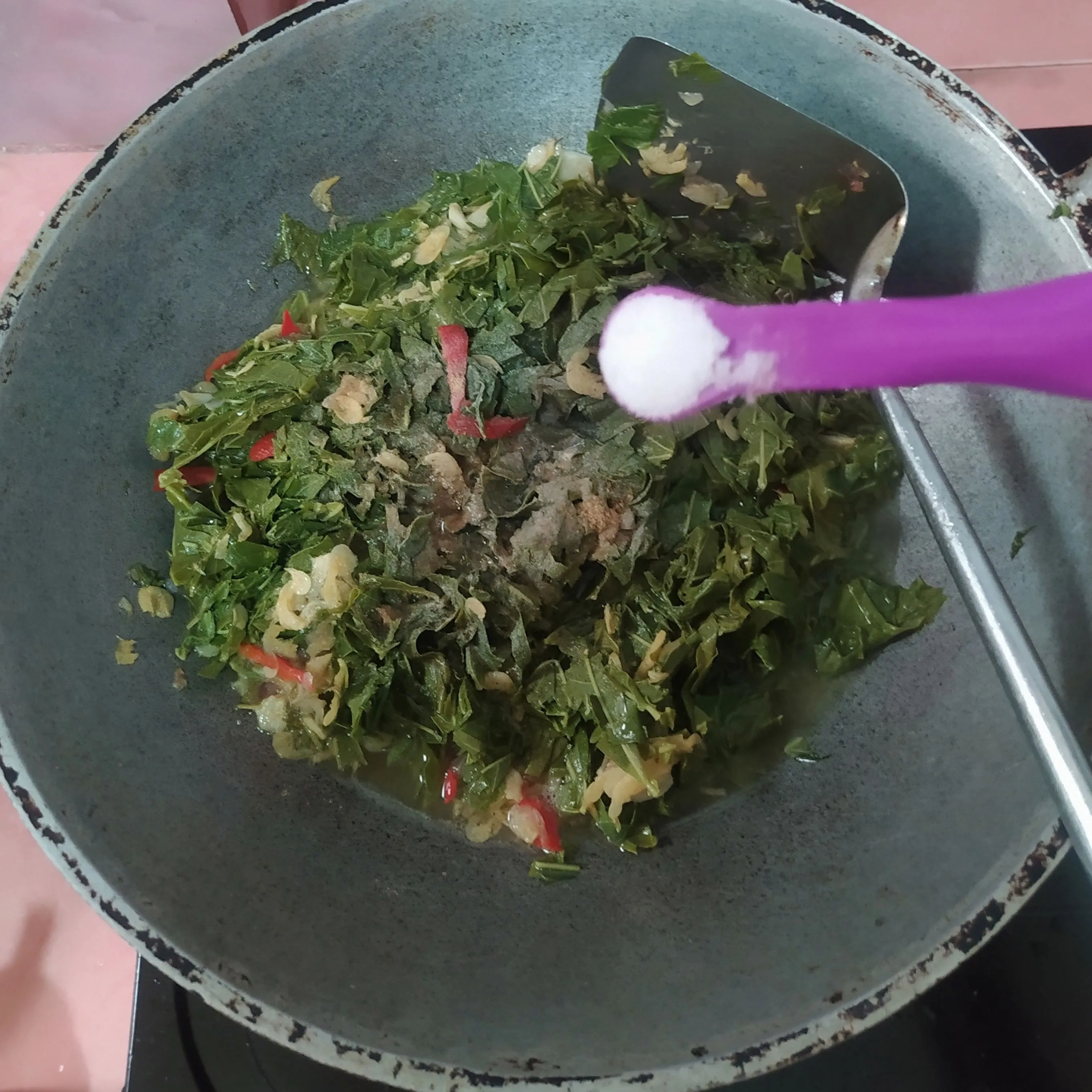 Step 5 Tumis Daun Singkong Udang Rebon