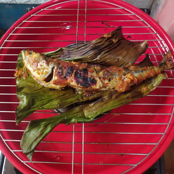 Panggang sambil diberi alas daun pisang supaya tidak lengket. 
Balik agar matang merata.