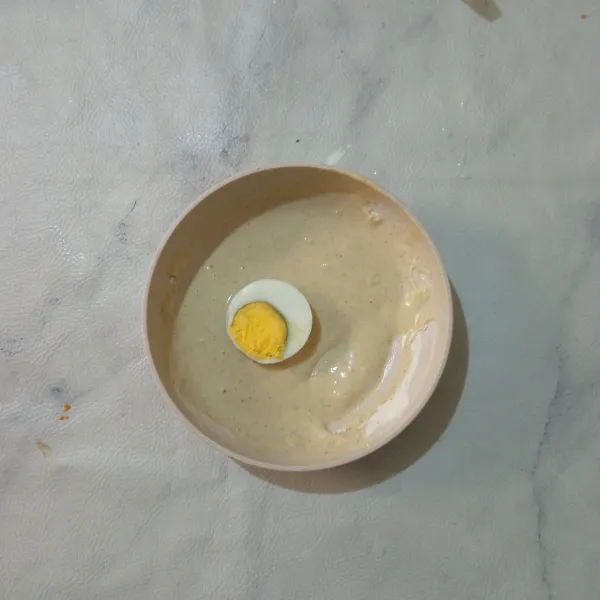 Masukkan irisan telur ke dalam adonan basah.