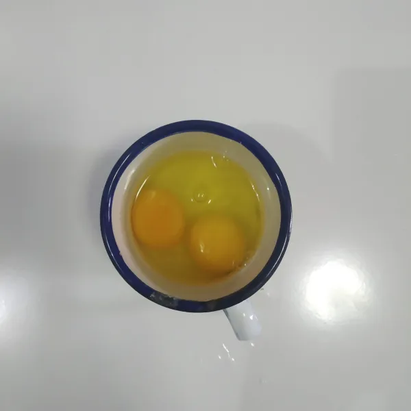 Pecahkan telur ayam.