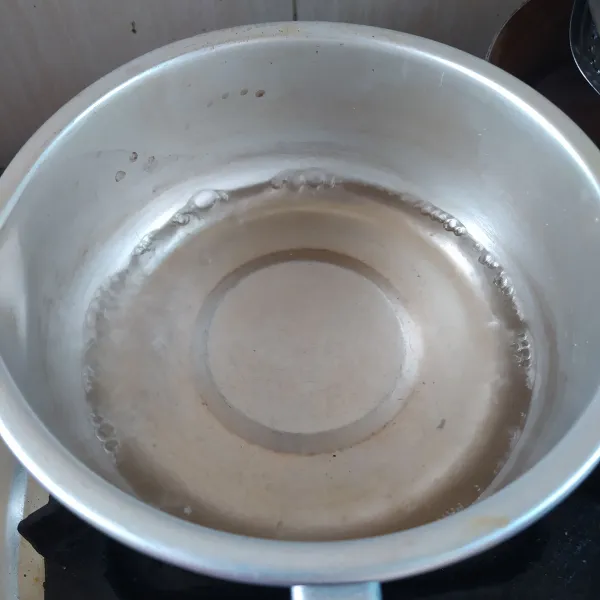 Rebus hingga mendidih.
Biarkan hingga suhu ruang.