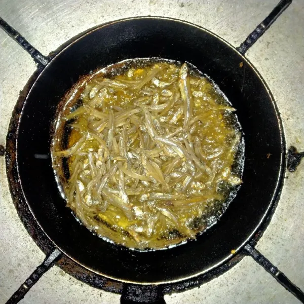 Goreng ikan teri hingga matang.