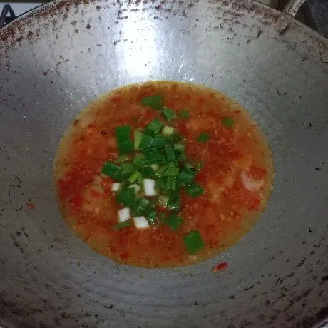 Tambahkan irisan bawang daun, masak hingga matang.