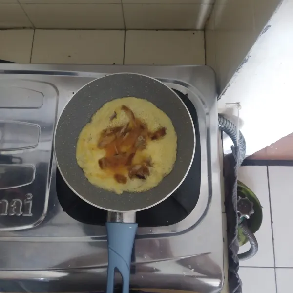 Panaskan wajan, tuang telur ayam suwir, masak sampai matang.