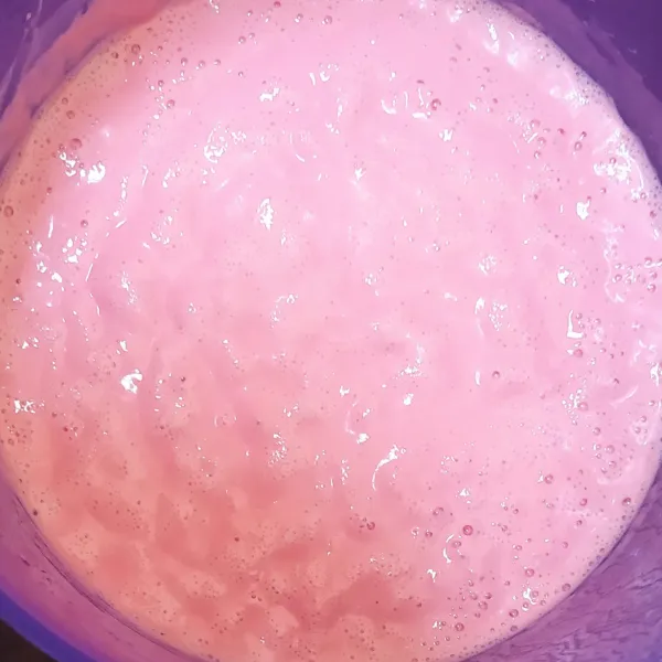 Tutup semua adonan dengan plastik wrap, lalu biarkan selama satu jam.
Setelah satu jam adonan akan mengembang dan bergelembung.