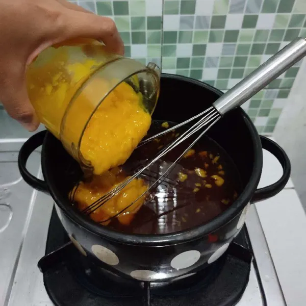 Kemudian masukkan jus mangga. 
Aduk rata.