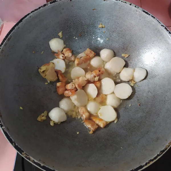 Panaskan minyak, tumis bawang putih dan jahe hingga harum. Lalu masukkan udang dan bakso ikan.
