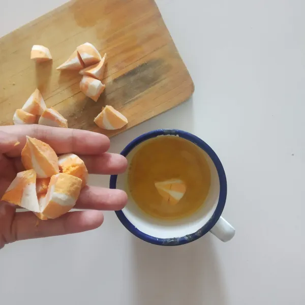 Masukkan potongan cheese dumpling.