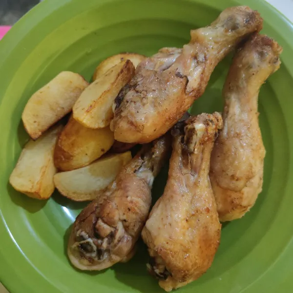 Goreng ayam dan kentang hingga matang dan berkulit.