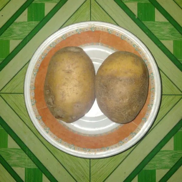 Siapkan kentang kupas bersih kentang.