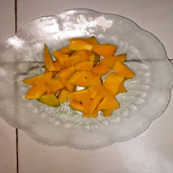 Kupas dan potong-potong kuweni.