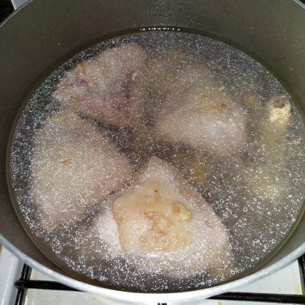 Tambahkan air, hingga menutupi ayam, masak dengan api kecil  supaya kaldu semakin keluar.