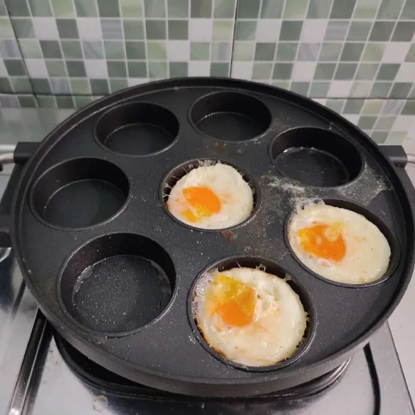 Buat telur ceplok di dalam snack maker, sisihkan.