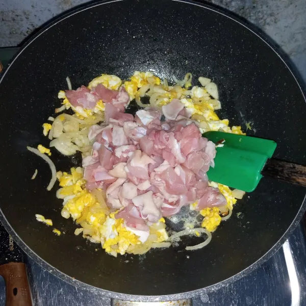 Masukkan ayam. Aduk rata. Masak sampai berubah warna.