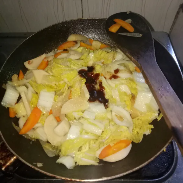 Lalu bumbui garam, gula, saos tiram dan kaldu bubuk. Aduk rata, masak sampai matang lalu tes rasa dan angkat.