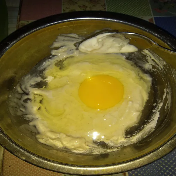 Campur tepung terigu, air, garam dan lada bubuk. 
Aduk rata, kemudian tambahkan telur.