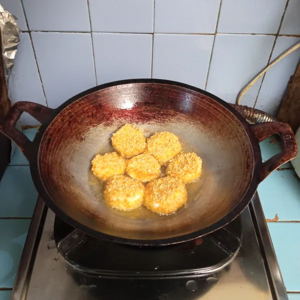 Goreng hingga kuning kecokelatan, angkat dan tiriskan.