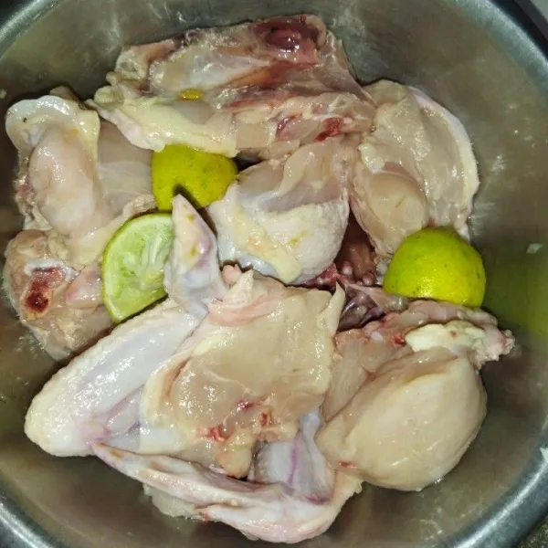 Siapkan daging ayam, potong daging ayam menjadi 10 bagian, bilas lalu beri air perasan jeruk nipis, aduk rata, sisihkan.