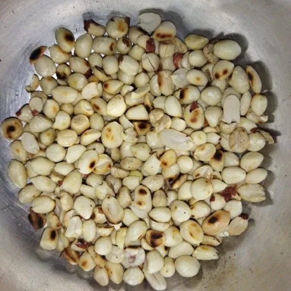 Isian : siapkan kacang tanah yang sudah disangrai, lalu haluskan.