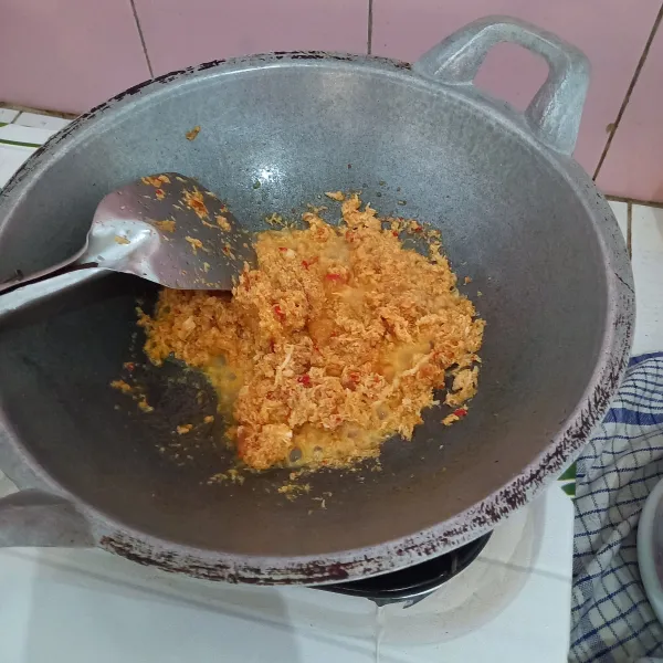 Tumis bumbu yang sudah diulek sampai harum kemudian tambahkan sedikit air.