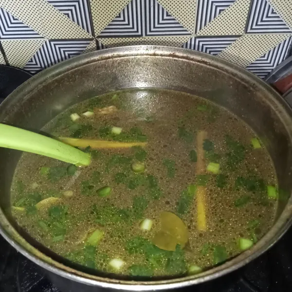 Rebus daging sampai matang dan empuk, lalu masukkan irisan daun bawang dan seledri. Kemudian cicipi rasanya dan matikan kompor.