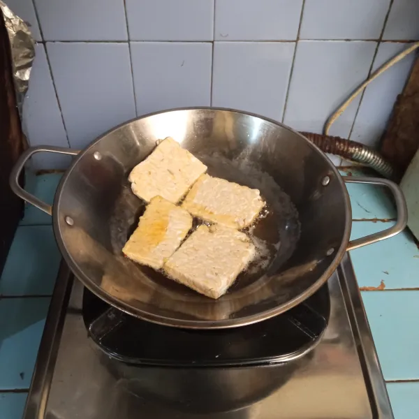 Goreng tempe sampai matang, angkat dan tiriskan.