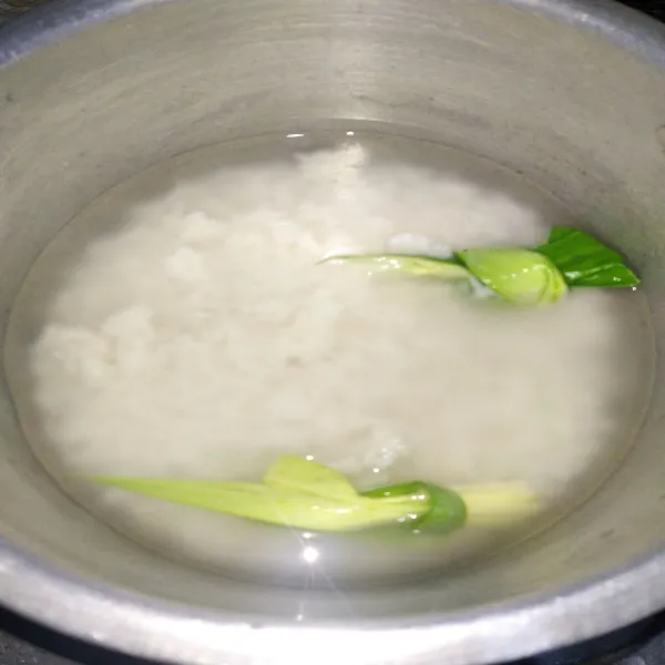 Lalu tambahkan air, aduk terus hingga nasi menjadi bubur.