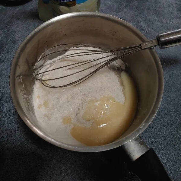 Untuk membuat lapisan putih : masukkan tepung hunkwe, agar-agar, gula, susu kental manis, dan garam. Lalu tuang santan dan aduk hingga rata.