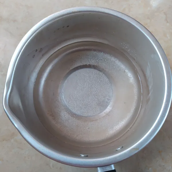 Campur gula dan air, aduk rata.