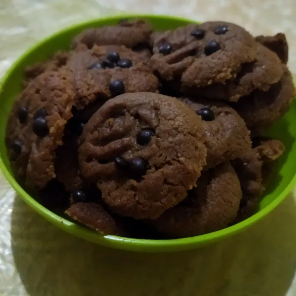 Kue choco chip sudah jadi dan siap disimpan dalam toples.