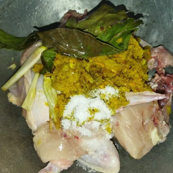 Siapkan panci atau wajan, masukkan potongan daging ayam, bumbu yang sudah dihaluskan, garam, serai dan daun salam.