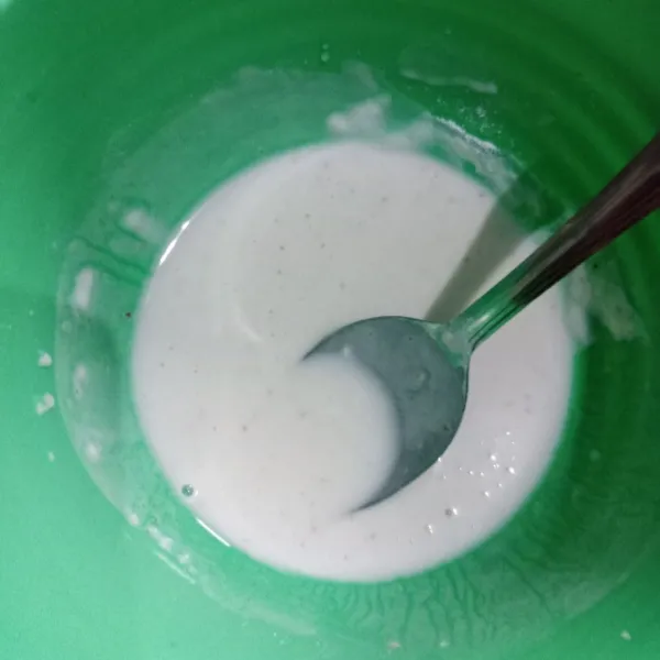 Ambil 1½ sampai 2 sdm campuran tepung, kemudian beri air secukupnya dan aduk rata.