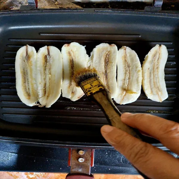 Setelah itu, balik pisang, olesi lagi dengan mentega lalu bakar lagi hingga matang.