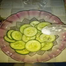 Lumuri timun dengan garam, diamkan selam 15 menit, hingga timun lemas.tiriakan air mentimun. Buang airnya.