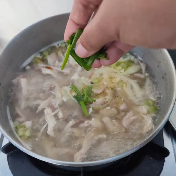 Terakhir masukkan irisan daun bawang bagian hijau. 
Aduk rata, matikan kompor. 
Sajikan selagi hangat.