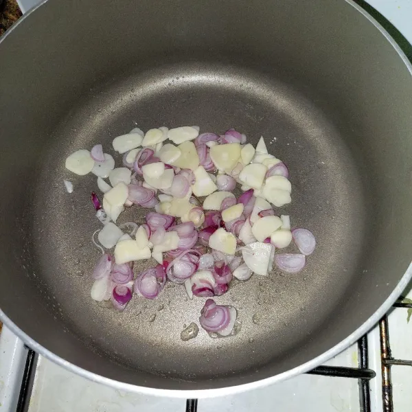 Tumis bawang merah dan bawang putih hingga harum.