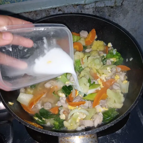 Masukkan larutan maizena. Aduk rata. Masak sampai mendidih. Icip rasa. Angkat dan sajikan.