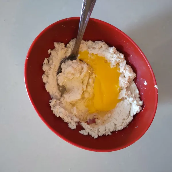 Haluskan tahu, campurkan dengan telur, saus tiram dan minyak wijen.