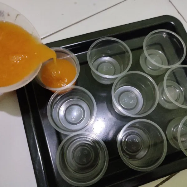 Tuang jelly mangga ke dalam cup mini.